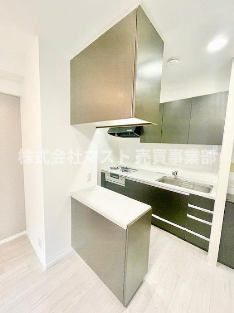 セレッソコート福島ウエストライブのキッチン|◆キッチン後ろにカウンターがあり家事動線も快適！