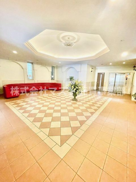 セレッソコート福島ウエストライブのロビー|◆オートロックのあるマンションなのでセキュリティーも安心。日中は管理人さんも居ますので何かお困りの際も安心です♪
