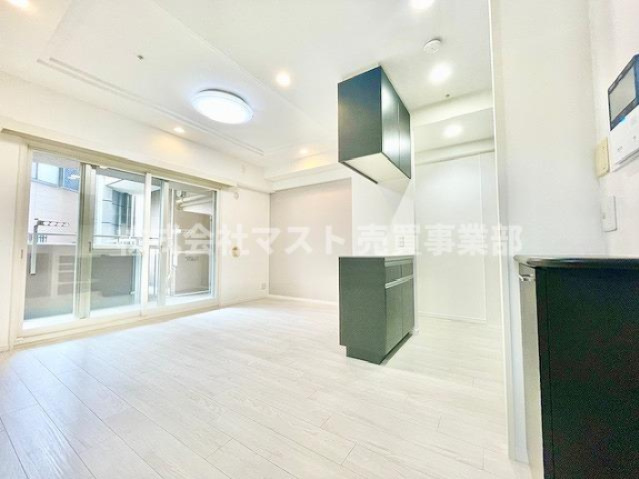 セレッソコート福島ウエストライブの居間・リビング|◆家族みんなが爽やかに健やかに過ごせるように、溢れる光をたっぷり取り込んだリビングダイニングです♪
