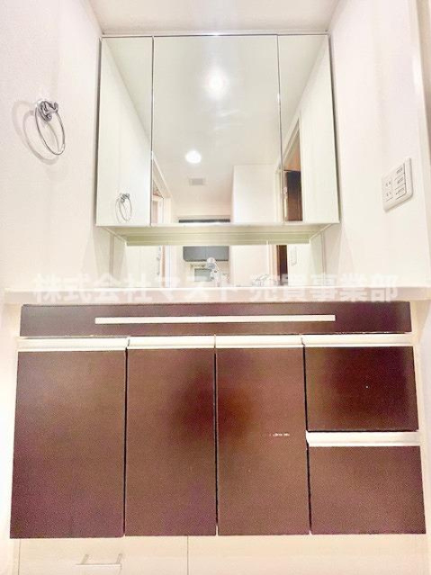 セレッソコート福島ウエストライブの独立洗面台|◆広めの洗面スペースで朝の身支度もスムーズに♪収納も充実しており、いつでも清潔感をキープできます♪
