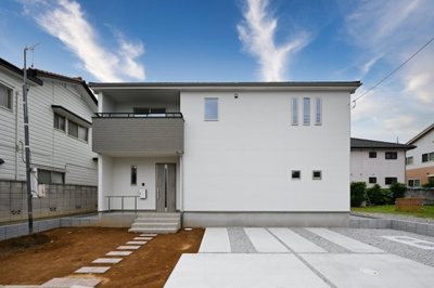 【外観】 | ビッグハウス　大泉町坂田５期 | 青空に映えるエクステリアです。
ぜひ一度ご見学ください！