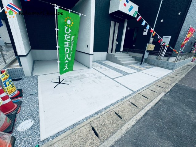 北区本郷町5期　新築戸建　グラファーレ04の駐車場