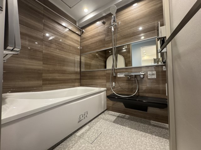 エンゼルハイム中央本町の浴室|お風呂にゆっくり浸かるのが好きという方に嬉しい追い焚き機能を搭載。家族の入浴時間がずれてしまっても安心です。また、浴室乾燥機がついており、一年中快適に過ごすことができます。