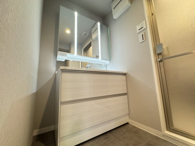 エンゼルハイム中央本町の独立洗面台|三面鏡の中には化粧品などが収納できて使い勝手良好◎