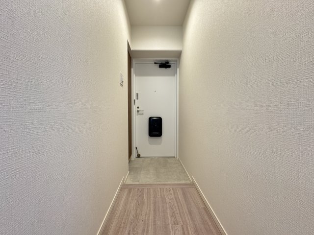 エンゼルハイム中央本町の玄関|白を基調とした明るい内装の玄関がお出迎え