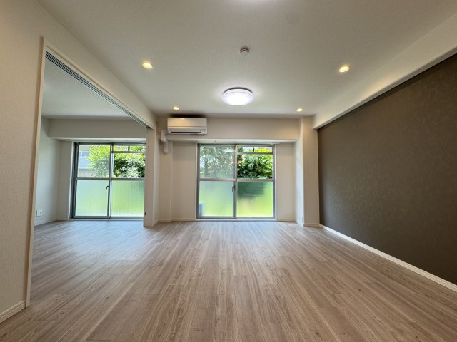 エンゼルハイム中央本町の居間・リビング|奥行きのある使い勝手の良いリビングダイニング