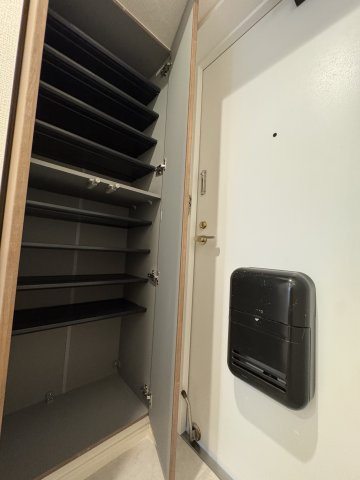 エンゼルハイム中央本町の収納|玄関横にはトール型シューズボックス付