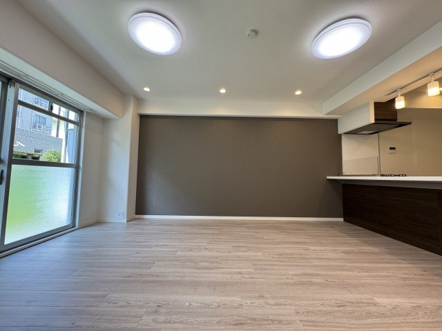 エンゼルハイム中央本町の居間・リビング|壁面の一部にアクセントクロスを採用した明るいリビングダイニング