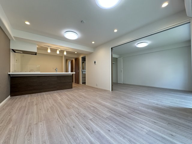 エンゼルハイム中央本町の居間・リビング|リビング横洋室の引き戸を開ければ大型リビング2LDKとしても利用可能