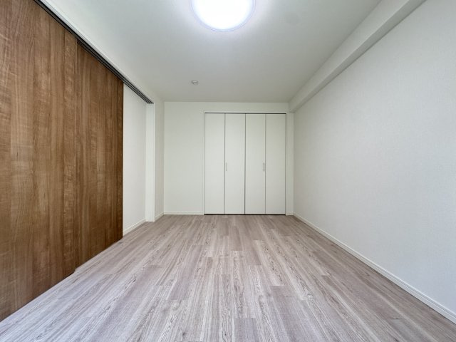 エンゼルハイム中央本町の洋室|リビング横の陽当たり良好な洋室