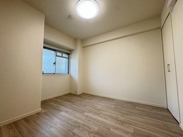 エンゼルハイム中央本町の洋室|白を基調とした明るい内装の洋室