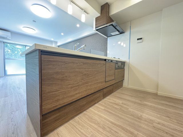 エンゼルハイム中央本町のキッチン|キッチンは、リビングダイニングを見渡しながら料理ができるオープンキッチン対面式を採用。家族や来客とのコミュニケーションが取りやすくて◎また、3口コンロ、グリル、食洗機付きと設備面も充実しております。