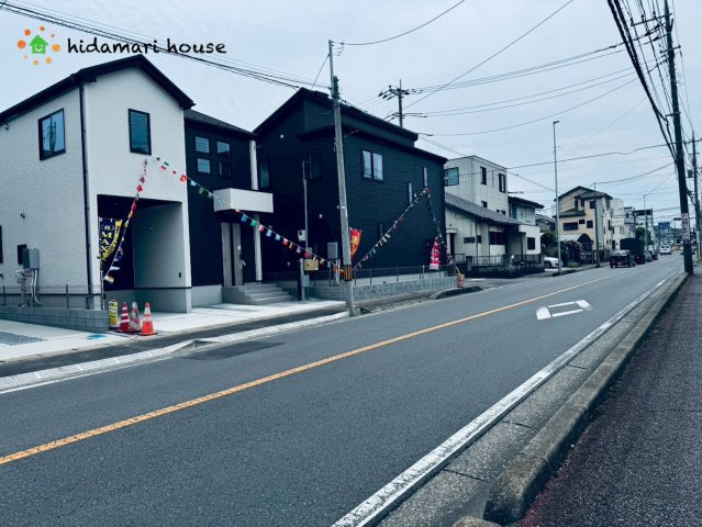 北区本郷町5期　新築戸建　グラファーレ05の前面道路含む現地写真