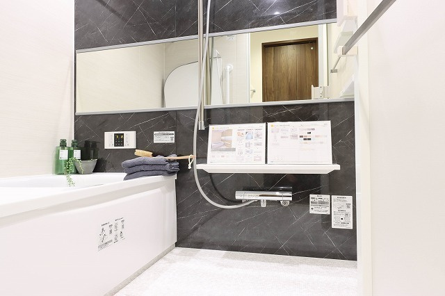 ディアステージ奥田公園の浴室|ホテルライクな白×黒の大理石調パネルが映える1317サイズバスルーム。浴室暖房乾燥機付きで一年中快適、上質なリラックスタイムを演出します。