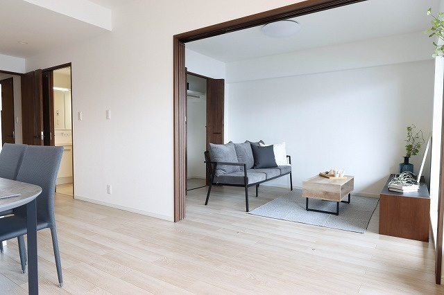 ディアステージ奥田公園の居間・リビング|引き戸を開放すれば大空間LDKに変身！暮らしに合わせて自在にレイアウトできます。