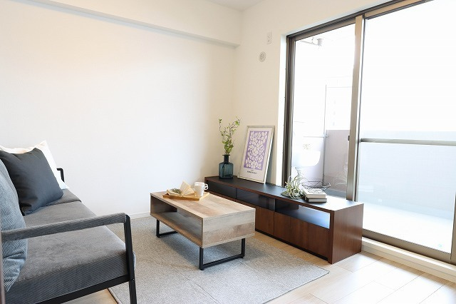 ディアステージ奥田公園の洋室|西向きバルコニーに面した6帖洋室。午後の柔らかな陽光と美しい夕焼けを独り占めできる癒やし空間です。