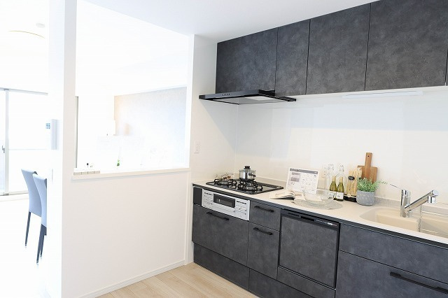 ディアステージ奥田公園のキッチン|家事のはかどるカウンターキッチンです♪家族との団らんの光景が目に浮かびます。