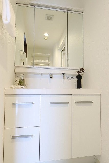 ディアステージ奥田公園の独立洗面台|清潔感あふれる三面鏡付ワイド洗面台。鏡裏と引き出しの大容量収納で小物もすっきり収まります♪