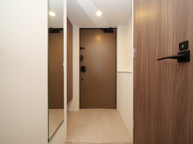 コンフォリア新大阪宮原Qの玄関