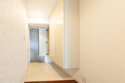 【玄関】 | 鈴鹿市桜島町4丁目《ポレスターブロードシティ桜島》