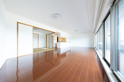 【居間・リビング】 | 鈴鹿市桜島町4丁目《ポレスターブロードシティ桜島》