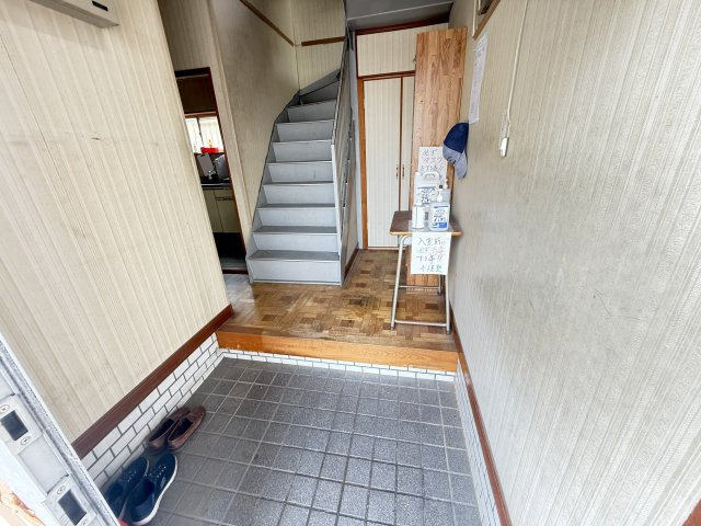 貝塚市脇浜1丁目　中古戸建の玄関