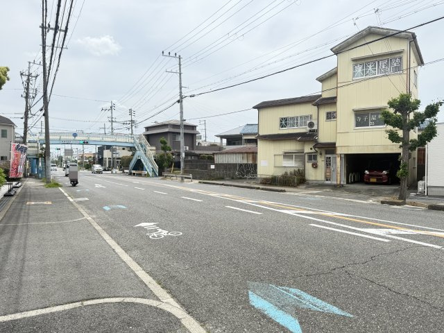 貝塚市脇浜1丁目　中古戸建の前面道路含む現地写真|旧26号線沿い！　目立つ立地です♪