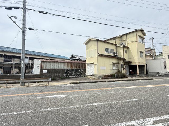 貝塚市脇浜1丁目　中古戸建の前面道路含む現地写真|旧26号線沿い！　目立つ立地です♪