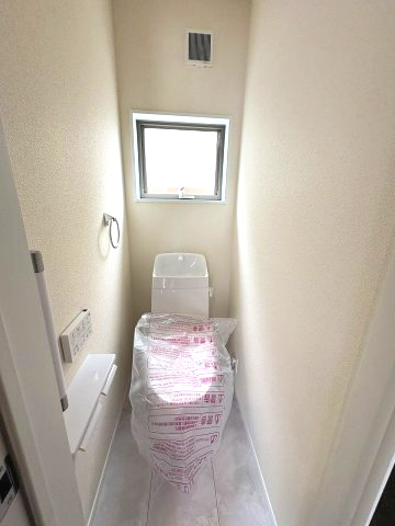 【トイレ】 | 福岡市南区野多目6丁目　1号棟（全3棟）【仲介手数料無料・0円】 | 現地写真。1階のトイレです。