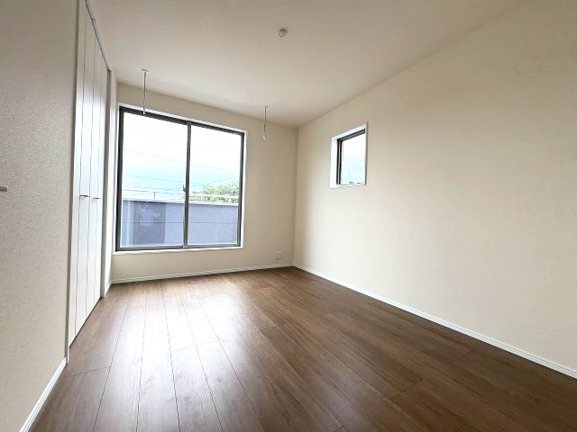 【寝室】 | 福岡市南区野多目6丁目　1号棟（全3棟）【仲介手数料無料・0円】 | 現地写真。2階主寝室です。