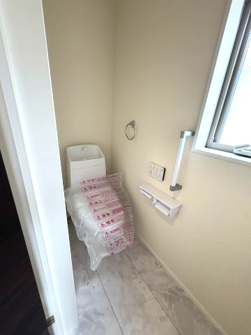 【トイレ】 | 福岡市南区野多目6丁目　1号棟（全3棟）【仲介手数料無料・0円】 | 現地写真。2階にもトイレです。