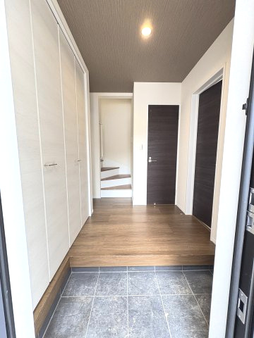 【玄関】 | 福岡市南区野多目6丁目　1号棟（全3棟）【仲介手数料無料・0円】 | 現地写真。