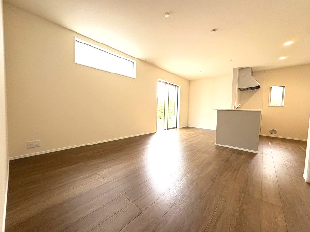 【居間・リビング】 | 福岡市南区野多目6丁目　1号棟（全3棟）【仲介手数料無料・0円】 | 現地写真。リビングです。