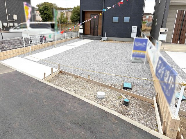 坂東市辺田第3　新築戸建て　2号棟の駐車場|カースペースは3台完備。ゲスト用のスペースも確保できますね♪