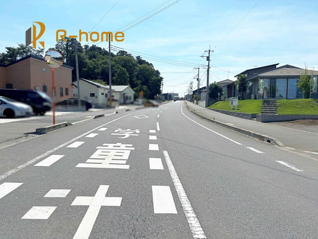 坂東市辺田第3　新築戸建て　2号棟の前面道路含む現地写真|周辺環境も併せて案内致します♪
閑静な住宅地で笑顔あふれる新生活！
ぜひ現地へお越しください♪