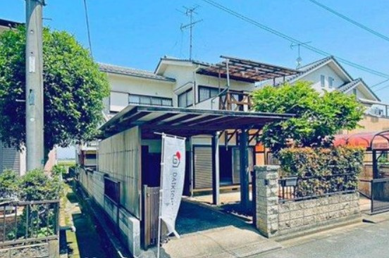 【中古】比企郡川島町下伊草中古住宅の駐車場|屋根付き鉄骨カーポートです☆
南西・南東側にそれぞれカーポートあり！