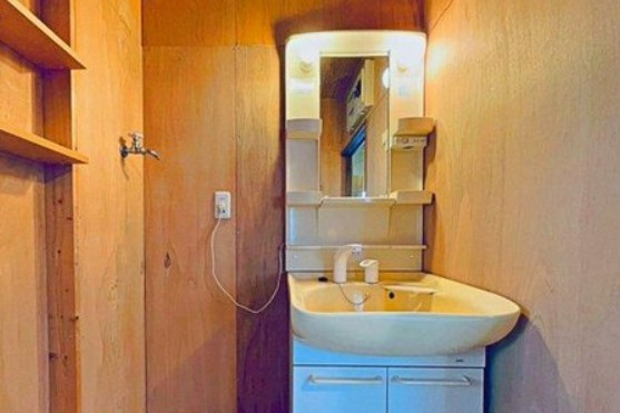 【中古】比企郡川島町下伊草中古住宅の独立洗面台|朝の身支度に欠かせない洗面台です！