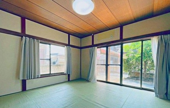 【中古】比企郡川島町下伊草中古住宅の和室|1F 8帖和室です☆窓も多く採光・採風しっかりとれています！