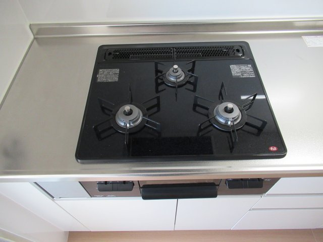 落合第２　３ＤＫのキッチン|住宅によっては３口ガスコンロが設置されています