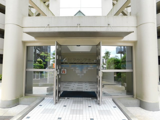 ライフヒルズ武蔵藤沢プルミエール B棟のエントランス