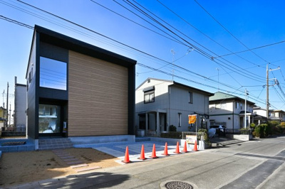 【外観】 | K-BOX 邑楽郡大泉町朝日1期 | 青空に映えるエクステリアです。
ぜひ一度ご見学ください！