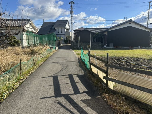 郷1丁目 3区画分譲地の前面道路含む現地写真|北側接道 東向きに撮影 交通量が多くない道のため、静かな住環境で過ごすことができます。