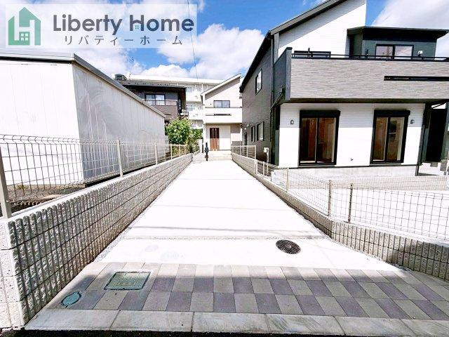 取手市台宿１丁目　新築戸建　１号棟の前面道路含む現地写真