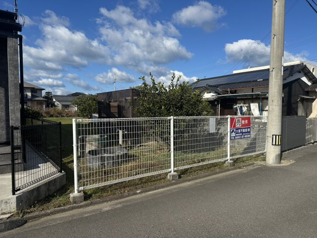 郷1丁目 3区画分譲地の外観|神郷小学校まで徒歩14分で通学も安心。スーパーやドラッグストアが身近に揃い日々の生活も便利です。隣家との距離を十分に保てる75坪超の敷地面積があり、プライバシーを守りながら静かに過ごせます。