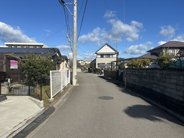 郷1丁目 3区画分譲地の前面道路含む現地写真|東側接道を北向きに撮影 道路幅員 約4mあり通行しやすい道路です。