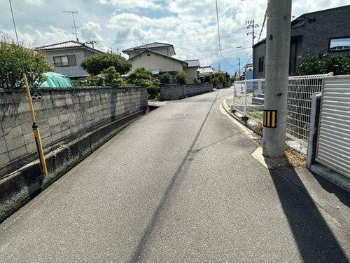 郷1丁目 3区画分譲地の前面道路含む現地写真|東側接道を南向きに撮影 周囲の視線を気にせず駐車できる落ち着いた道路環境が魅力。平坦な道のりは自転車やベビーカーでの移動も快適です。