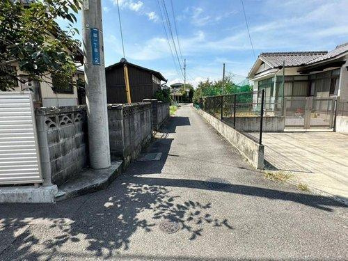 郷1丁目 3区画分譲地の前面道路含む現地写真|【前面道路含む現地写真】北側接道 西向きに撮影 幅員が約2.5mで広い道ではありませんが、隅切りがあるので通行しやすいくなっています。