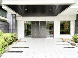 【エントランス】 | オートロックを備えた、マンションのエントランス。やはりセキュリティの観点は欠かすことができません。皆様を“安全”に送り出し、出迎えてくれます。～即日のご見学可能～　お問合せはお気軽にどうぞ。