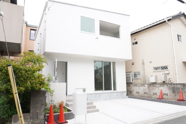 草加市谷塚町　新築分譲住宅の外観