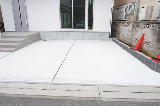 草加市谷塚町　新築分譲住宅の駐車場